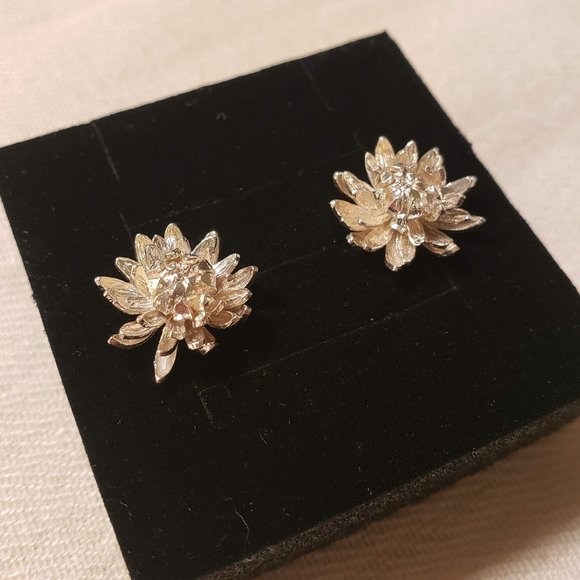 Alex Monroe Chrysanthemum Flower Stud Earrings - Picture 2 of 8